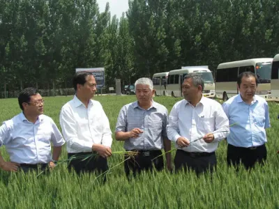 中國農(nóng)科院黨組書記陳萌山視察